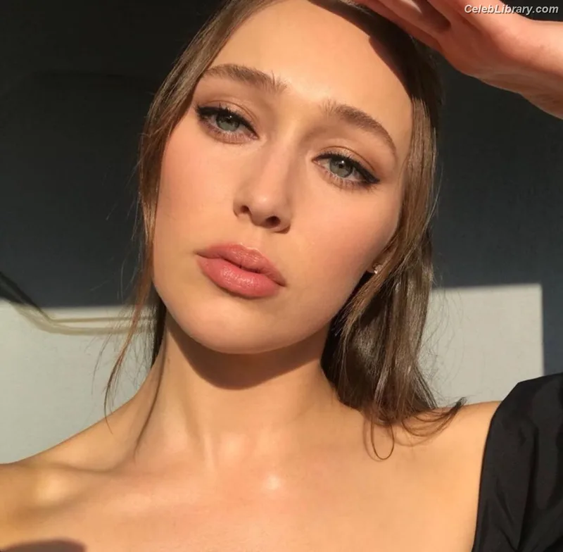 Alycia Debnam Carey photo 11 of 1336