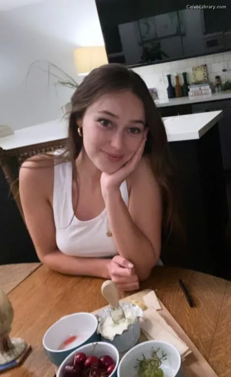 Alycia Debnam Carey photo 8 of 1336