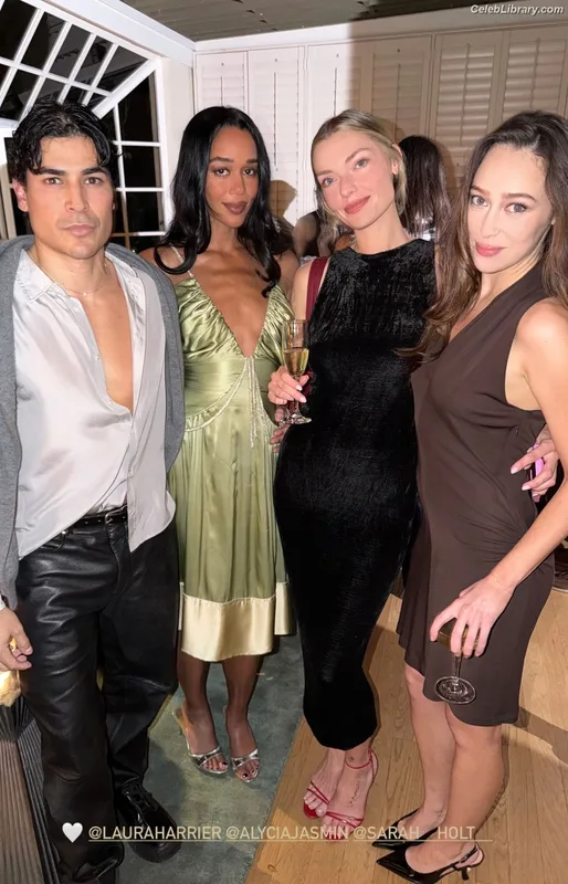 Alycia Debnam Carey photo 9 of 1336