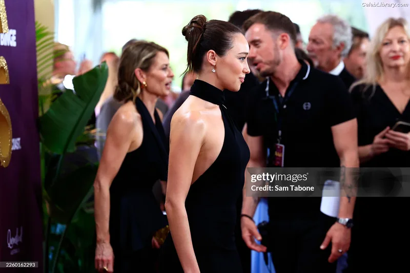 Alycia Debnam Carey photo 7 of 1336