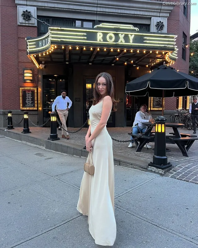 Alycia Debnam Carey photo 8 of 1336
