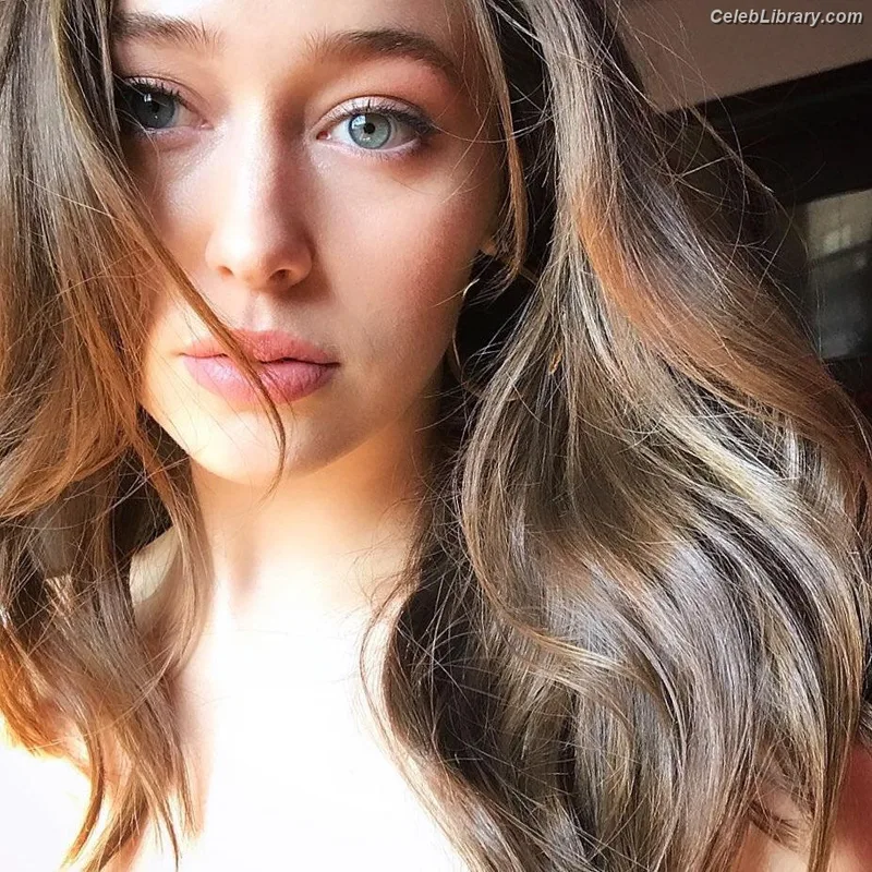 Alycia Debnam Carey photo 10 of 1336