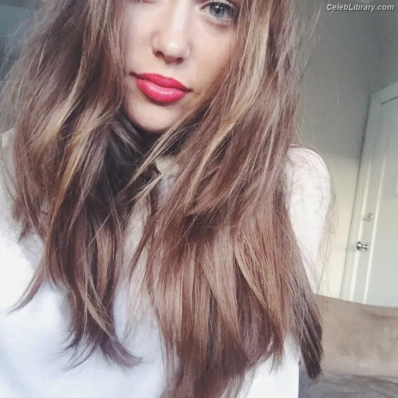 Alycia Debnam Carey photo 18 of 1336
