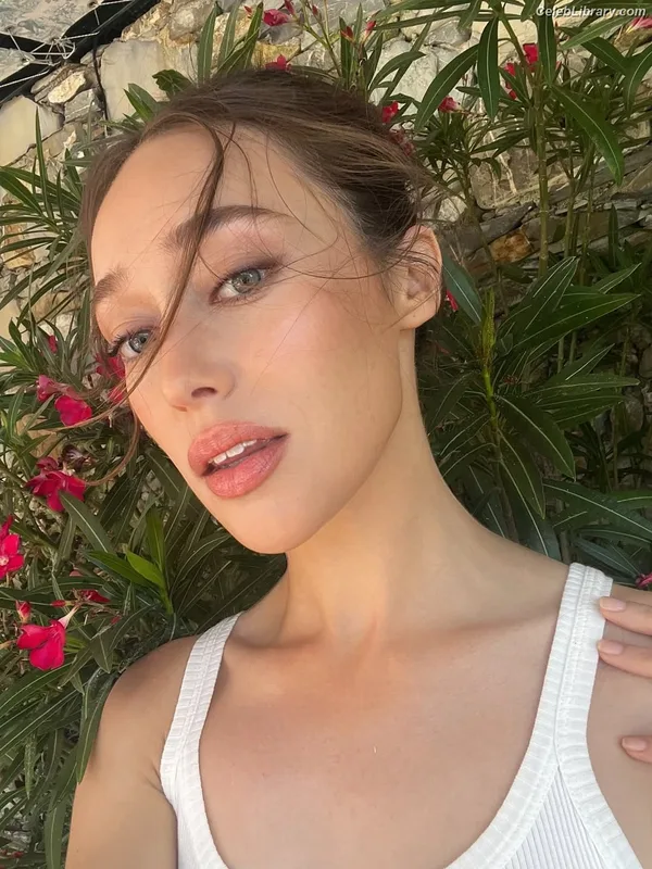 Alycia Debnam Carey photo 1 of 1336