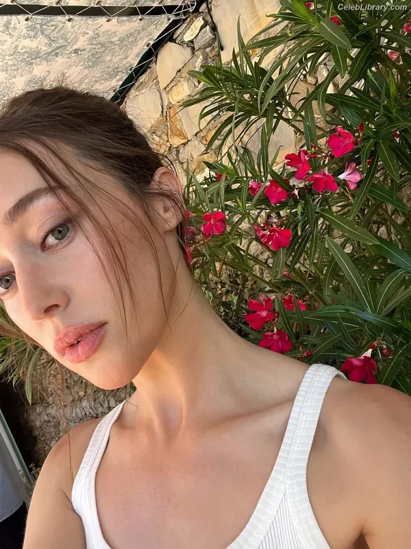 Alycia Debnam Carey photo 4 of 1336