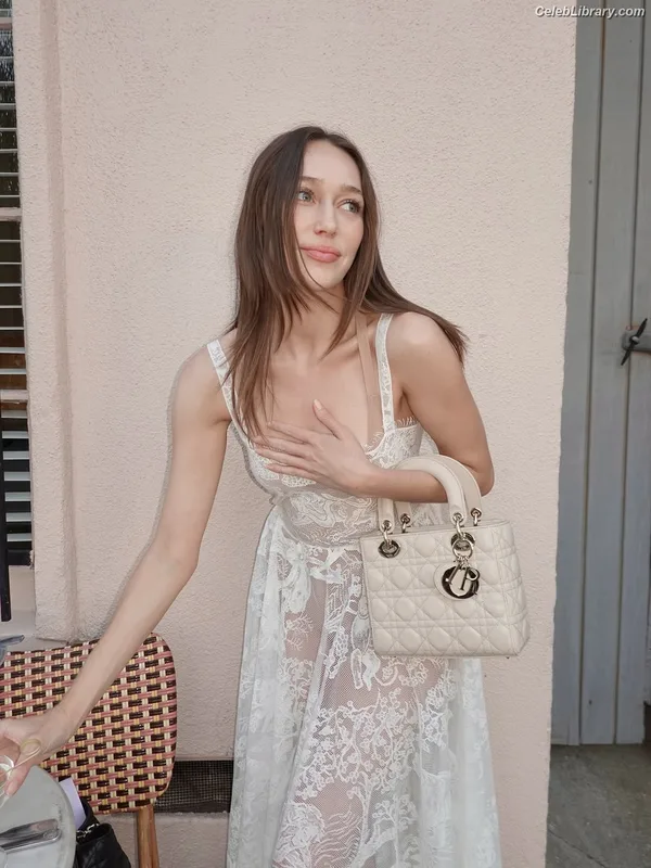Alycia Debnam Carey photo 6 of 1336
