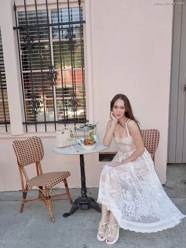 Alycia Debnam Carey photo 7 of 1336