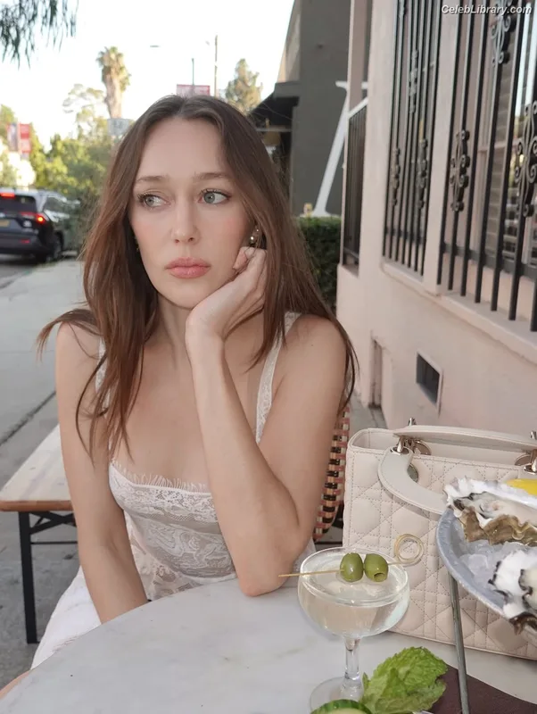 Alycia Debnam Carey photo 8 of 1336