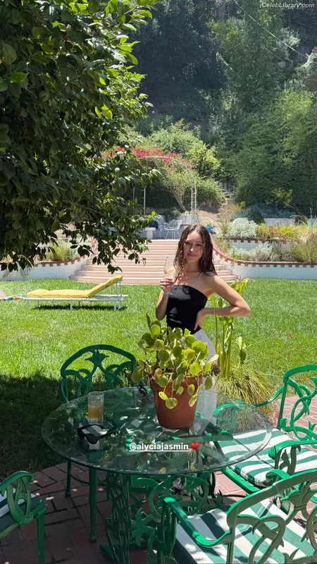 Alycia Debnam Carey photo 10 of 1336