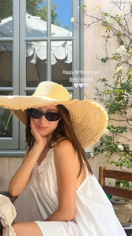 Alycia Debnam Carey photo 2 of 1336