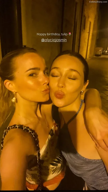 Alycia Debnam Carey photo 4 of 1336