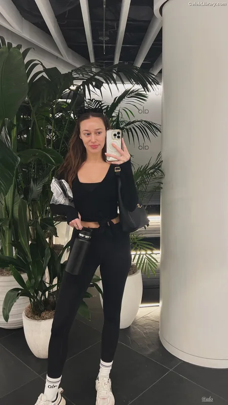 Alycia Debnam Carey photo 6 of 1336