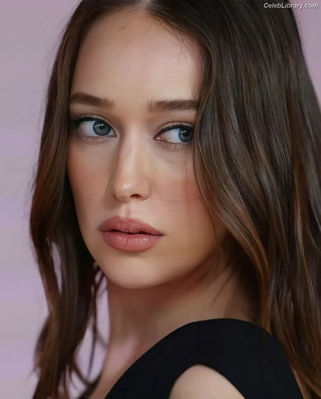 Alycia Debnam Carey photo 16 of 1336