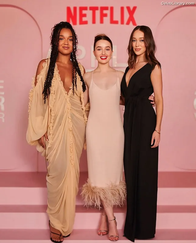 Alycia Debnam Carey photo 1 of 1336