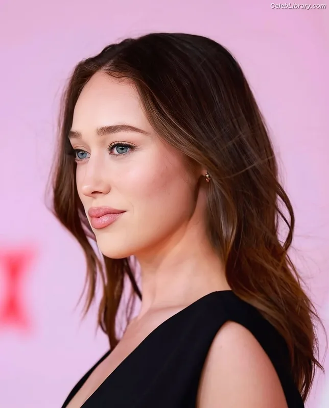 Alycia Debnam Carey photo 2 of 1336