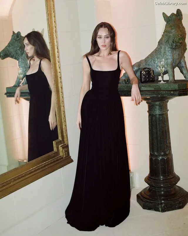 Alycia Debnam Carey photo 5 of 1336