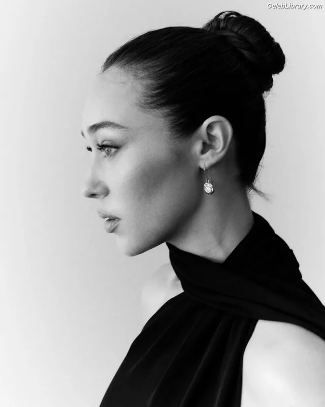Alycia Debnam Carey photo 1 of 1336