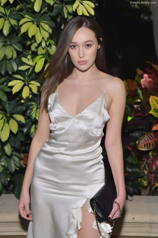 Alycia Debnam Carey photo 7 of 1336