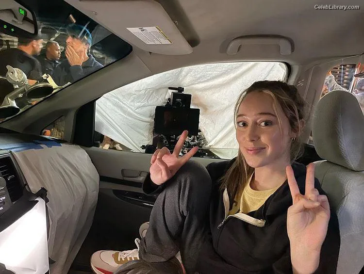 Alycia Debnam Carey photo 23 of 1336