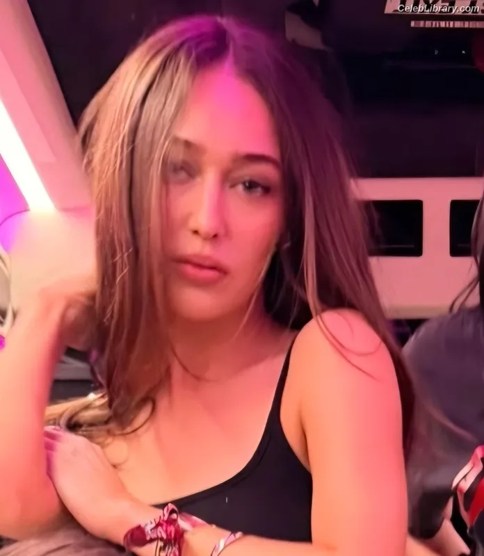 Alycia Debnam Carey photo 5 of 1336