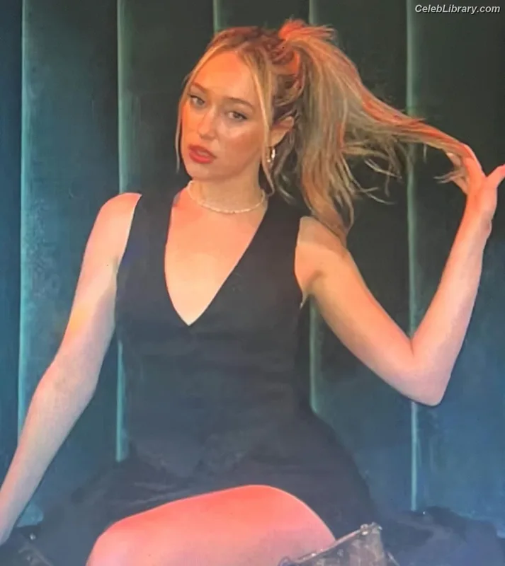 Alycia Debnam Carey photo 18 of 1336