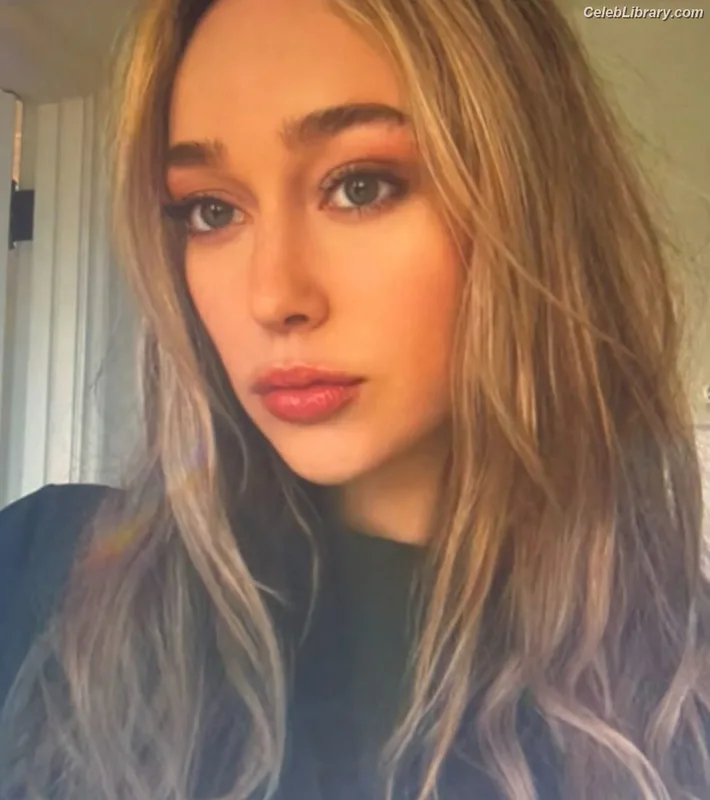 Alycia Debnam Carey photo 22 of 1336