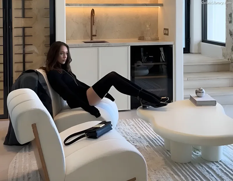 Alycia Debnam Carey photo 3 of 1336