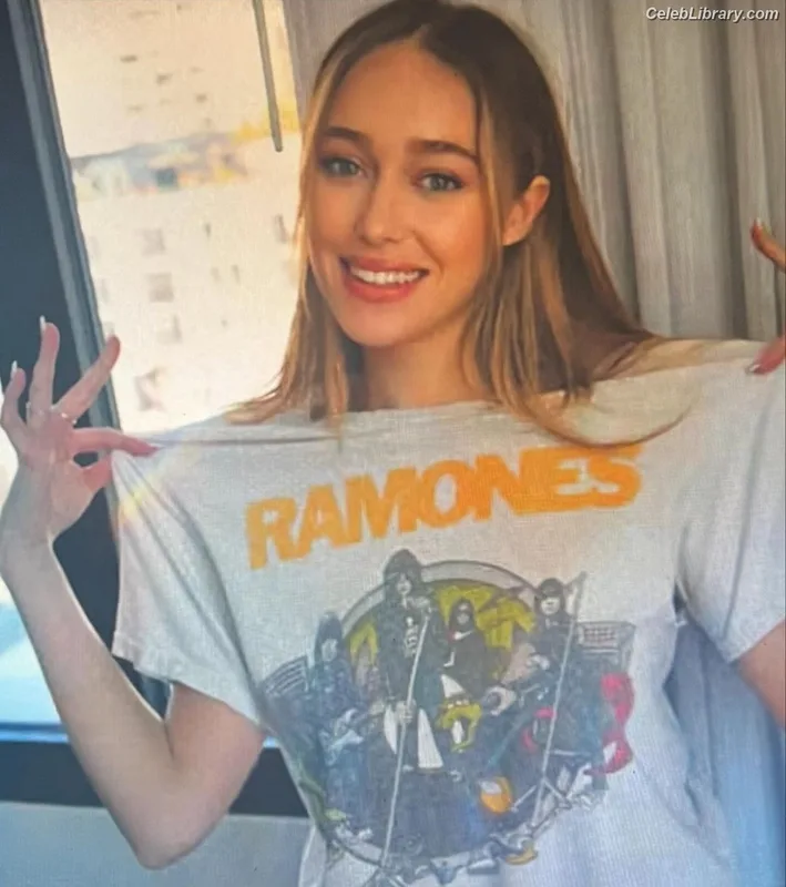 Alycia Debnam Carey photo 6 of 1336