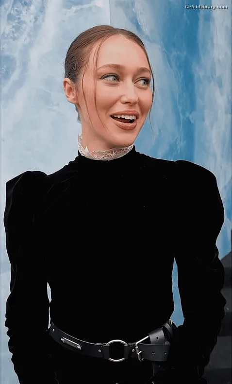 Alycia Debnam Carey photo 1 of 1336