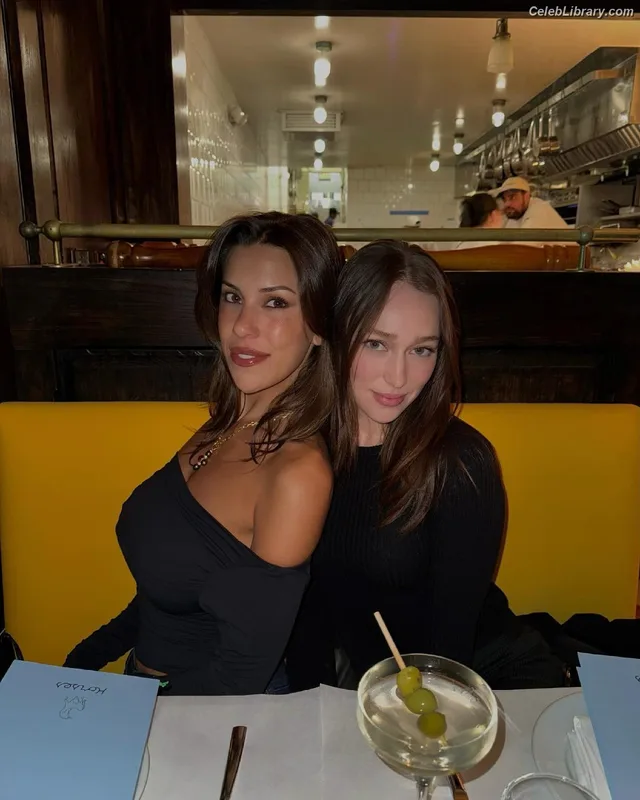 Alycia Debnam Carey photo 3 of 1336