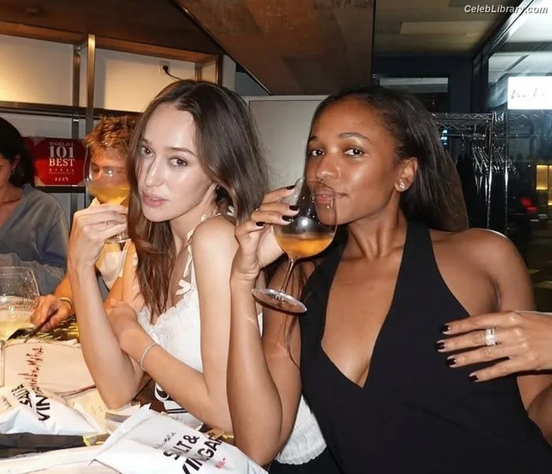 Alycia Debnam Carey photo 15 of 1336