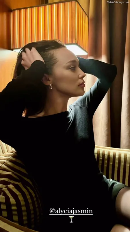 Alycia Debnam Carey photo 23 of 1336