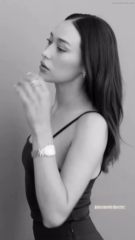 Alycia Debnam Carey photo 1 of 1336
