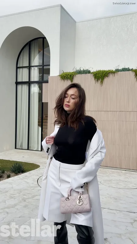 Alycia Debnam Carey photo 2 of 1336