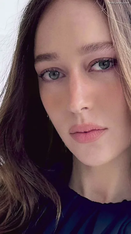 Alycia Debnam Carey photo 4 of 1336