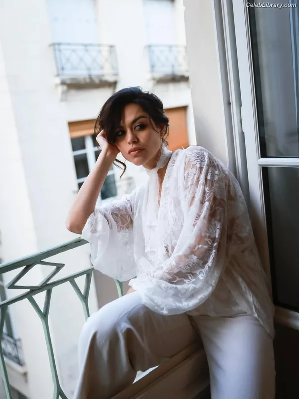 Alyssa Diaz photo 2 of 7