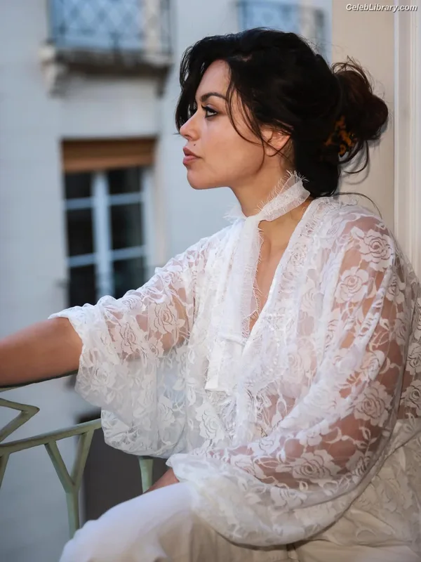 Alyssa Diaz photo 3 of 7