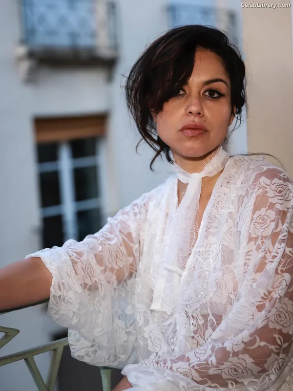 Alyssa Diaz photo 4 of 7