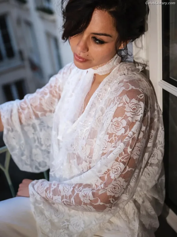 Alyssa Diaz photo 5 of 7