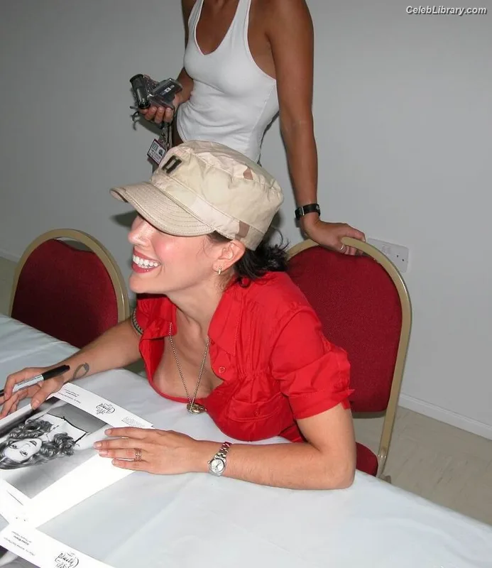 Alyssa Milano photo 2 of 327