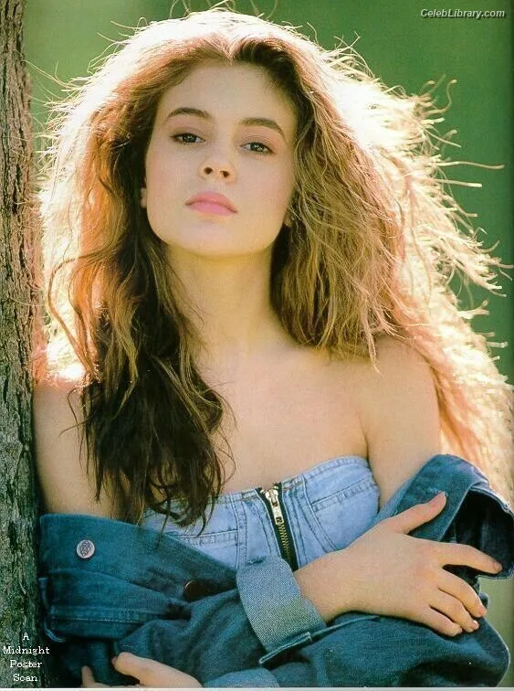 Alyssa Milano photo 9 of 327