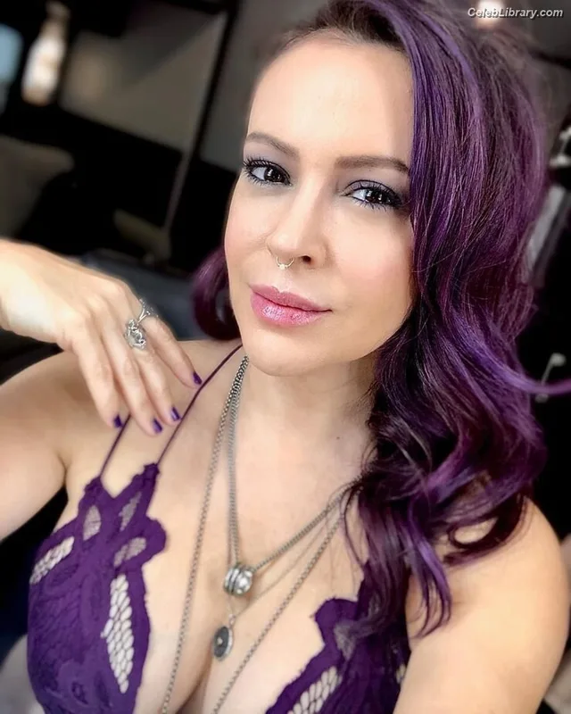 Alyssa Milano photo 19 of 327