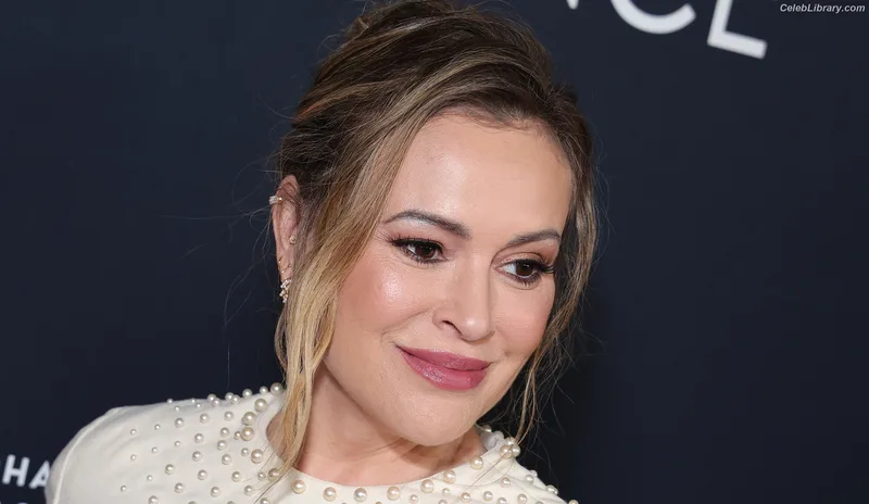 Alyssa Milano photo 1 of 327