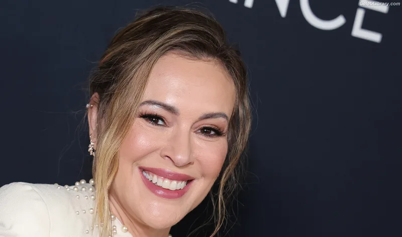 Alyssa Milano photo 2 of 327