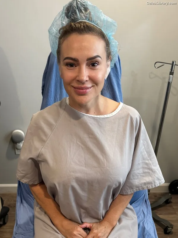 Alyssa Milano photo 9 of 327