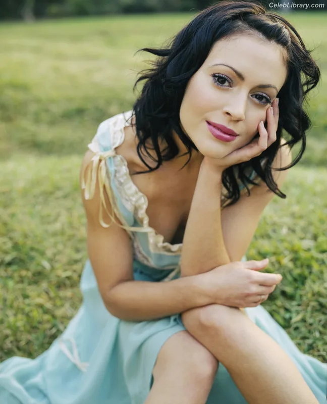 Alyssa Milano photo 15 of 327