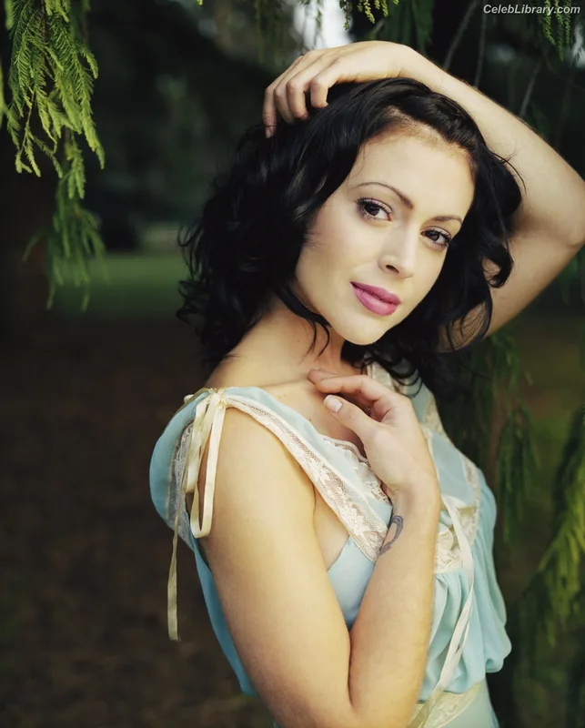 Alyssa Milano photo 16 of 327