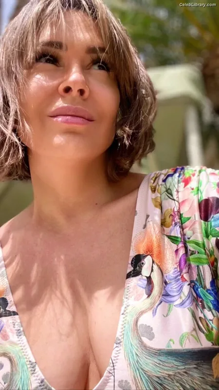 Alyssa Milano photo 22 of 327
