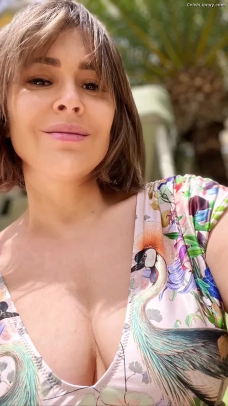 Alyssa Milano photo 23 of 327