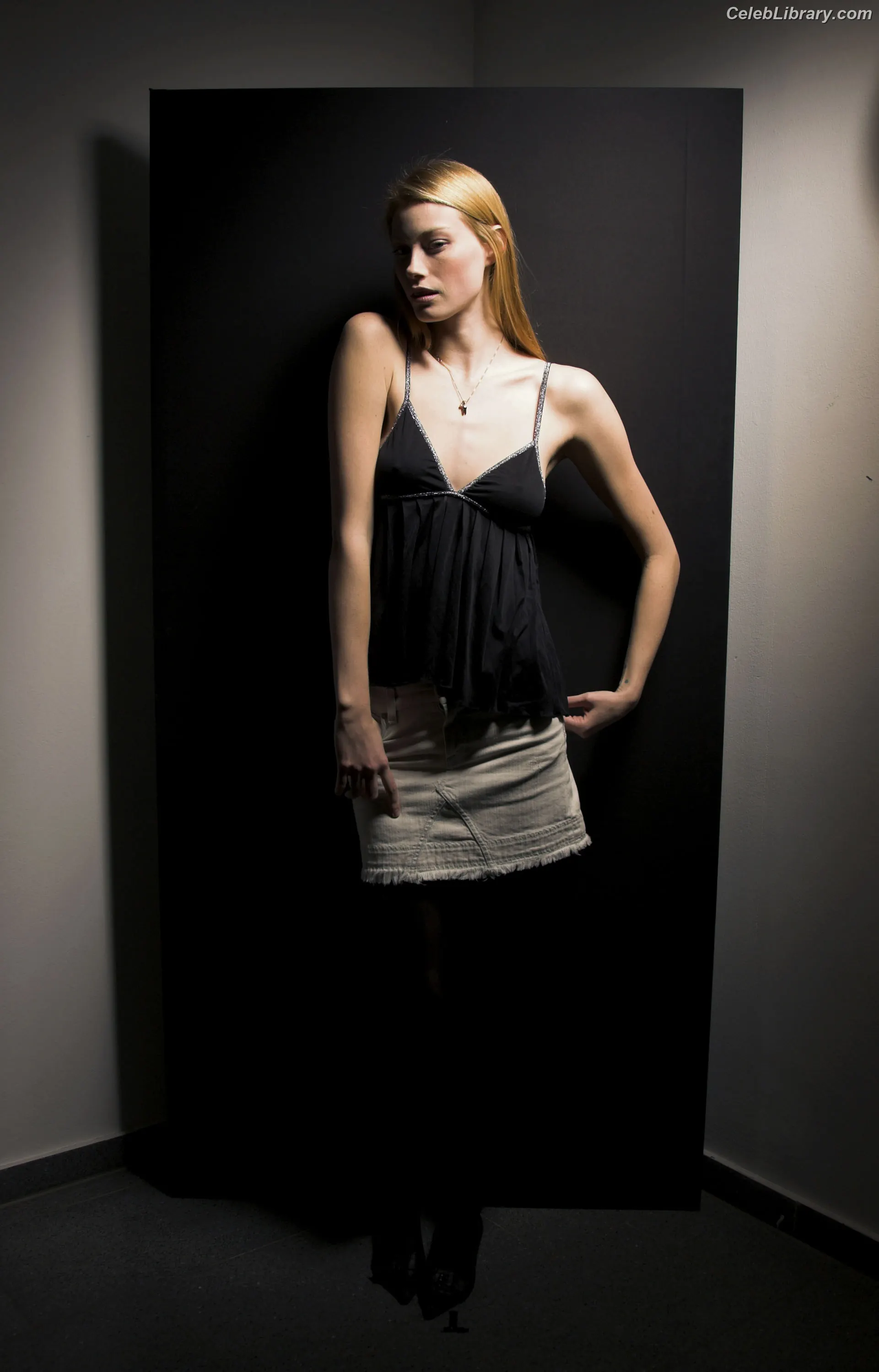 Alyssa Sutherland photo 8 of 37